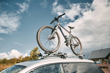 Araba çatıda bisikletleri naklediyor. Bisiklet ve bagaj taşımak için çatı katı. Maceralar için aile arabası