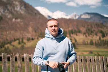 Alp Güzeli Yakalıyorum. Erkek fotoğrafçı, Kar Kapaklı Tepeler 'in Gezinti Anında profesyonel görüntülerini yakalıyor. Avrupa 'da tatil kavramı.