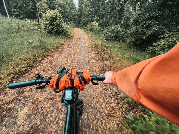 Segurando Guidão Bicicleta Com Uma Mão Conceito Verão Atividade Desportiva — Fotografia de Stock