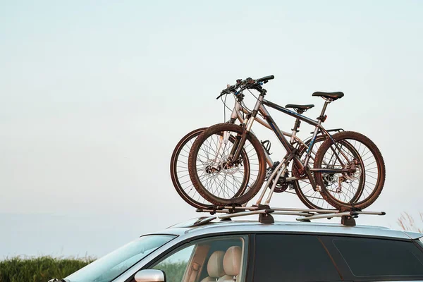 Montado Esporte Silhueta Bicicleta Montanha Telhado Carro Com Luz Solar — Fotografia de Stock