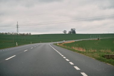 Polonyalı A1 Autostrada 'ya biniyoruz. Arabadan Gdansk Manzarası 'na giden Amber Otoyolu. Polonya 'da yeni bir A1 otoyolu. Ototostrada A1, resmi adı Amber Highway. Arabadan yola bak..