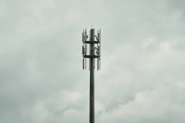 Lte先进通信塔和5G蜂窝通信塔 配备无线电模块的5G无线网络通讯设备 宏基站 — 图库照片
