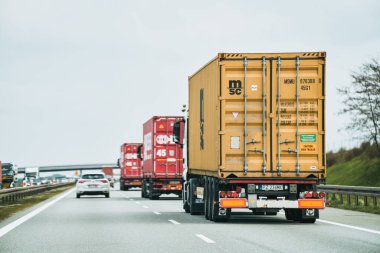 Polonya, Avrupa - 26 Haziran 2023: Uluslararası Nakliye ve Teslimat: Kamyonda MSC Konteynırı.