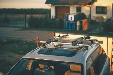 28.07.2023 Almanya, Avrupa. İstasyon vagonları için Thule 'den çok yönlü çatı rafı. Güvenli Taşımacılık Spor Malzemeleri ve Büyük Eşyalar. Steyşın vagon ya da arazi arabasının çatı rafı ya da barı..