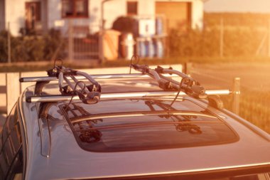 Spor Dağı Bisikleti Akşam Gökyüzüne Karşı Araba Çatısı 'na monte edildi. Yaz tatili ve tatiller boyunca ulusal park ve doğa maceraları kavramı.