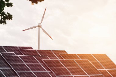Rüzgar türbinli güneş panelleri. Sürdürülebilir yenilenebilir enerji kavramı