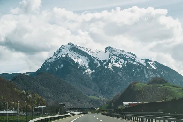 风景秀丽的山路风景 穿越欧洲五彩斑斓的大自然的壮丽的公路之旅 美丽的高速公路上的自然景观 汽车在高速公路上行驶 — 图库照片