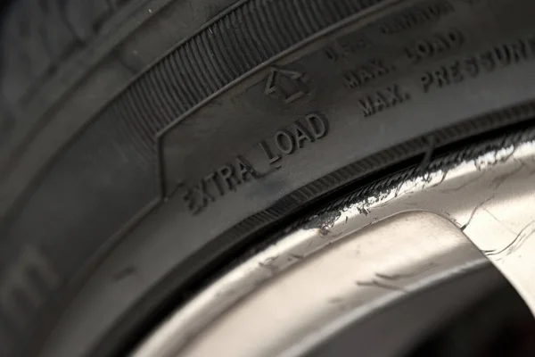 Spånade Aluminiumhjul Splittrad Nötning Silver Legering Hjul Runt Kanten Hjulet — Stockfoto
