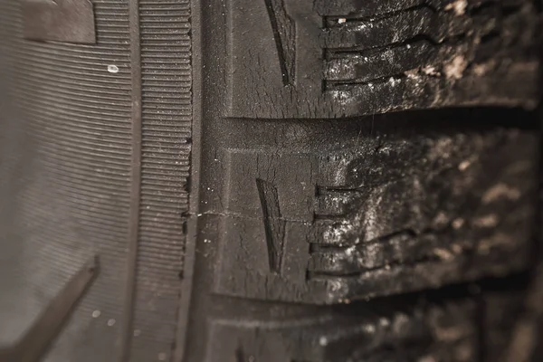 Reifenverschleiß Nahaufnahme Von Gerissenem Gummi Mit Sicherheitsrelevanten Auswirkungen Zerrissene Radreifen — Stockfoto