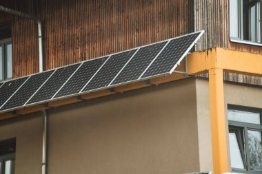Solar çatı şirketi için afiş resmi şablonu. Güneş panelleri ve güneş çatıları. Sürdürülebilir gelecek kavramı
