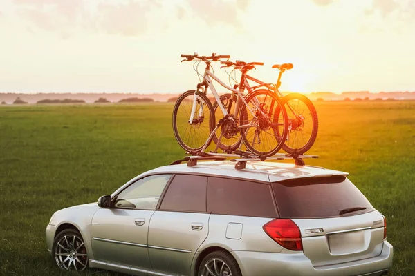 Carro Está Transportando Bicicletas Telhado Montagem Telhado Para Transporte Bicicletas — Fotografia de Stock