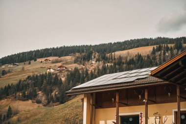 Verimli Solar Su Isıtma. Çağdaş Basınç Koleksiyoncusu çatıda. Güneş suyu ısıtması. Güneşten gelen sıcak su.