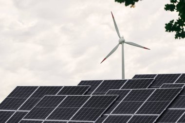 Sürdürülebilirlik Uyumu: Güneş Panelleri ve Rüzgar Türbinleri Yenilenebilir Enerji Oluşturuyor. Rüzgar türbinli güneş panelleri. Sürdürülebilir yenilenebilir enerji kavramı