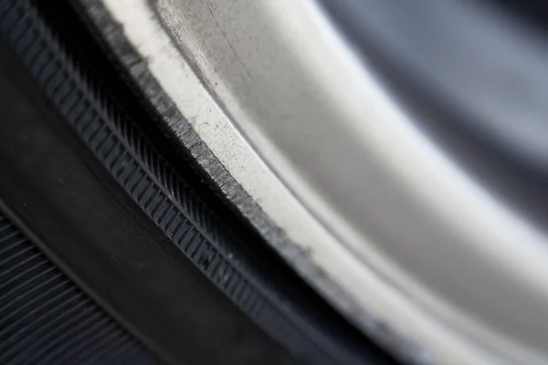 Krøllede Sølvlegeringshjul Raffinerte Legeringshjul Reparasjon Skråstilte Abrasjoner Forbedret Estetikk – stockfoto