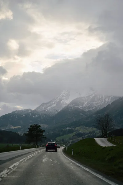 通往阿尔卑斯山的路雄伟的高山之旅 通往阿尔卑斯山辉煌的风景秀丽的公路 — 图库照片