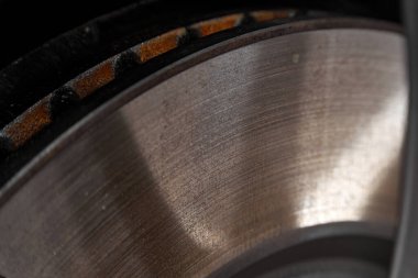 Araba üzerinde yaşlanmış ve yıpranmış Rusty Fren Diski. Yıpranmış ve Paslı Havalandırma Pervanesi. Fren pervaneleri değiştiriliyor.