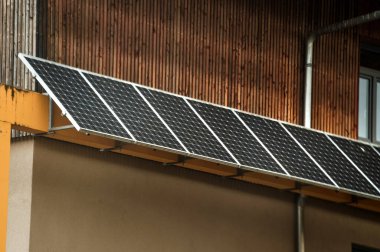 Güneşi hasat ediyorum. Kır Evi 'nde Güneş Photovoltaik Sistemli Sürdürülebilir Güç Üretimi. Güneş enerjisi üretiyor. Yarı iletken teknoloji. Karbonsuz ayak izi.