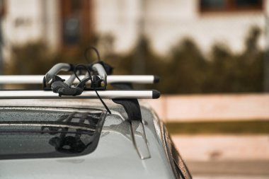 Araba çatıda bisikletleri naklediyor. Bisiklet ve bagaj taşımak için çatı katı. Maceralar için aile arabası