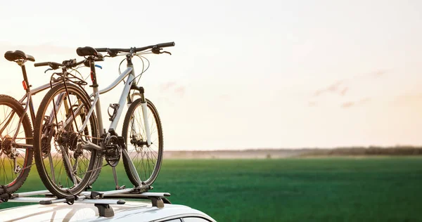 Montado Esporte Silhueta Bicicleta Montanha Telhado Carro Com Luz Solar — Fotografia de Stock