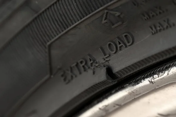 Desgaste Neumáticos Envejecidos Vista Cerca Caucho Agrietado Con Implicaciones Seguridad —  Fotos de Stock