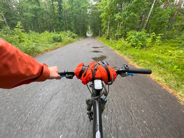 Vista Primeira Pessoa Ciclismo Mãos Cavaleiro Guidão Bicicleta Moção Turva — Fotografia de Stock