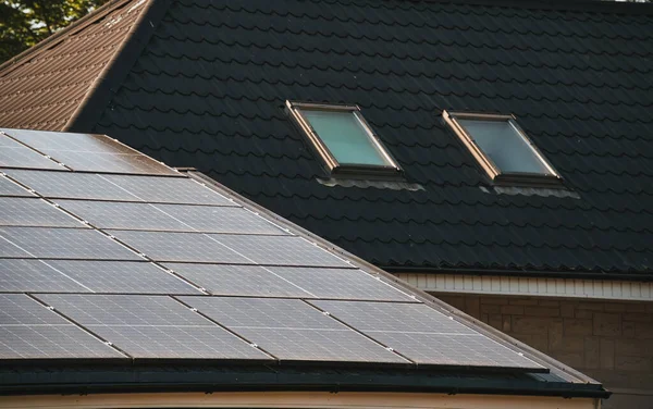 Huis Met Zonnepanelen Fotovoltaïsche Panelen Achtergrond Van Lucht Blauwe Zonnepanelen — Stockfoto