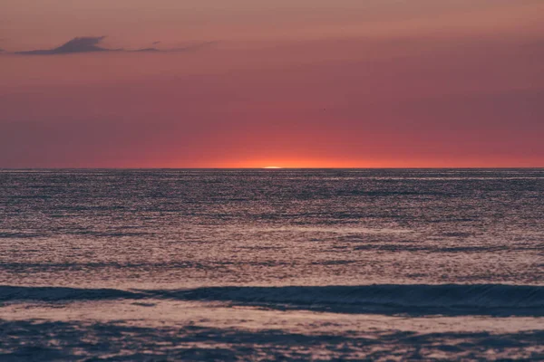 Λαμπερός Ήλιος Που Βυθίζεται Στον Ορίζοντα Της Θάλασσας Του Ωκεανού — Φωτογραφία Αρχείου