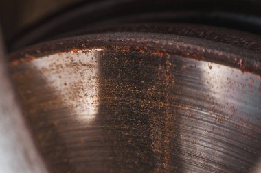 Araba üzerinde yaşlanmış ve yıpranmış Rusty Fren Diski. Yıpranmış ve Paslı Havalandırma Pervanesi. Fren pervaneleri değiştiriliyor.