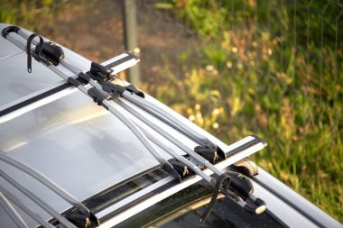 Spor Dağı Bisikleti Akşam Gökyüzüne Karşı Araba Çatısı 'na monte edildi. Yaz tatili ve tatiller boyunca ulusal park ve doğa maceraları kavramı.