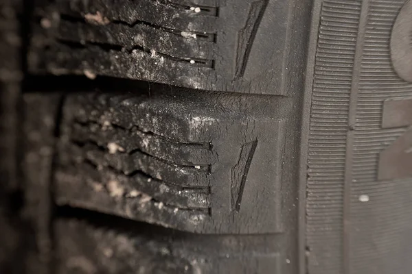 Abgenutzte Reifen Risse Schwarzen Gummireifen Gealterte Reifen Aus Nächster Nähe — Stockfoto