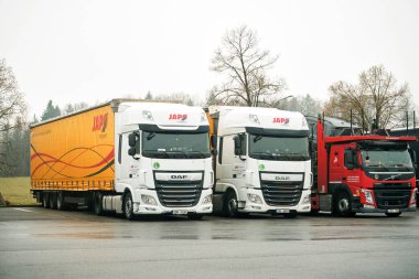 09.04.2023. Almanya, Avrupa. Otoparktaki TIR kamyonları. Kamyon şoförleri karayolu parkında dinleniyor..