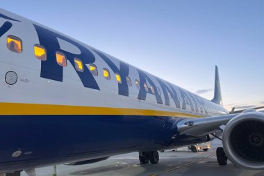 01.08.2023. Krakow, Polonya, Avrupa. Ryanair 'la makul fiyatlı seyahat. Avrupa 'yı uçakla gezmek. Ryanair düşük maliyetli İrlandalı bir şirket. Uygun fiyatlı seyahat için düşük maliyetli havayolu. Boeing 737-800