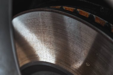 Paslı ve yıpranmış bir arabanın fren diski. Paslı havalandırma pervanesi.