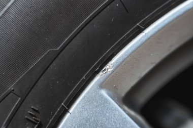 Parçalanmış alaşımlı tekerlekler. Tekerleğin kenarındaki gümüş alaşımlı tekerlek aşınması. Araba tekerlerinin tamiri. Tekerlek kamyonu hasar görmüş..