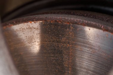 Paslı ve yıpranmış bir arabanın fren diski. Paslı havalandırma pervanesi.