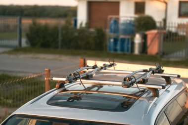 İstasyon Vagonları için Çatı Rafı: Spor Malzemeleri ve Büyük Eşyalar Güvenli Taşıma. Steyşın vagonda ya da arazi arabasında bir çatı rafı ya da bar. Spor malzemelerinin aile arabasında taşınması.