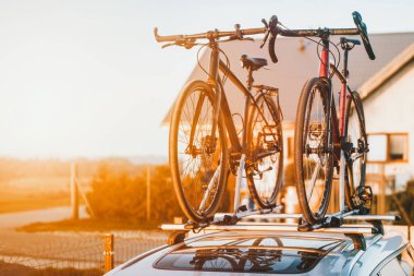 Çatıya monte edilmiş iki bisikletli yolcu vagonu. Spor ve açık hava aile tatili kavramı