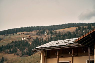 Modern Ev 'de Güneş Panelleri ile Çevre dostu Enerji Çözümü. Çağdaş evin çatısındaki güneş panelleri. Sürdürülebilir gelecek konsepti.