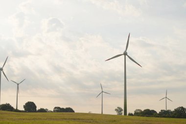 Sahadaki Değirmenler Sürdürülebilir ve Yenilenebilir Enerji Geleceğini Sembolize Ediyor. Yeşil enerji