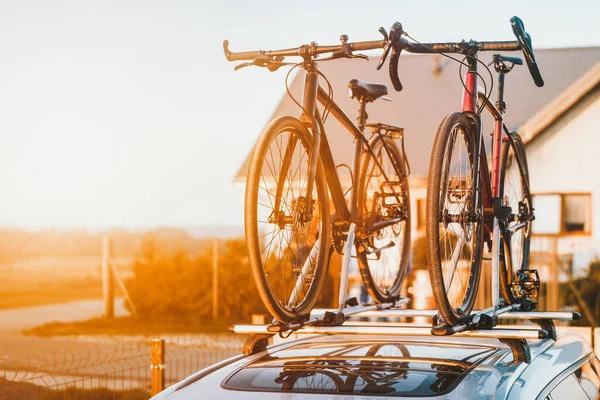 Carro Passageiros Com Duas Bicicletas Montadas Telhado Conceito Esporte Férias — Fotografia de Stock