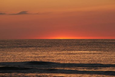 Okyanusun Üzerinde Parlak Gün Batımı. Parlayan Güneş Horizon 'da batıyor