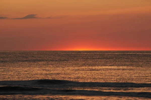 Okyanusun Üzerinde Parlak Gün Batımı. Parlayan Güneş Horizon 'da batıyor