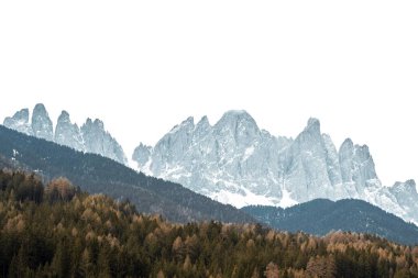 Beyaz arka planda izole edilmiş dağ. Alplerdeki Dolomitler izole edildi. İtalya, Avrupa 'daki Dolomite Alpleri' nin nefes kesici arkaplanı