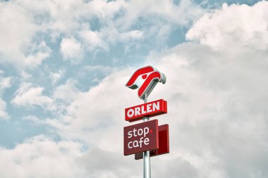 Gdansk, Polonya - 2 Eylül 2023: PKN Orlen logosu mavi gökyüzü arka planına sahip - Orlen Polonya 'daki en büyük benzin perakendecisi. Gdansk, Polonya, Avrupa 'da Orlen Benzin İstasyonu Logosu ve İmza.