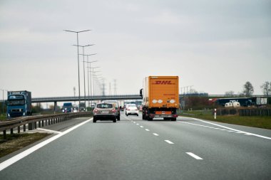 Polonya Avrupa 17.04.2023. DHL ekspres teslimat kamyonu otoyolda. Post DHL uluslararası kurye, paket ve ekspres posta hizmetleri sunar.
