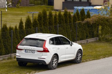 03.07.2023. Polonya, Avrupa. Modern bir İsveçli SUV yolun yanında park halinde. Volvo XC60 'ın arka görüntüsü. Güvenli ve lüks aile cipi..