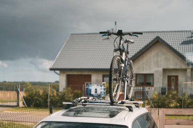 10.08.2023 Polonya, Avrupa. Araba çatıda bisikletleri naklediyor. Bisiklet ve bagaj taşımak için çatı katı. Maceralar için aile arabası
