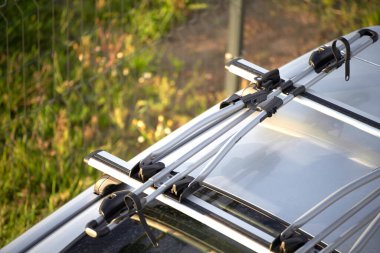 28.07.2023 Almanya, Avrupa. İstasyon vagonları için Thule 'den çok yönlü çatı rafı. Güvenli Taşımacılık Spor Malzemeleri ve Büyük Eşyalar. Steyşın vagon ya da arazi arabasının çatı rafı ya da barı..