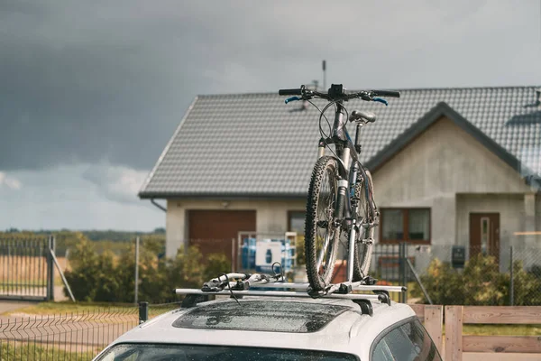 10.08.2023 Polonya, Avrupa. Araba çatıda bisikletleri naklediyor. Bisiklet ve bagaj taşımak için çatı katı. Maceralar için aile arabası