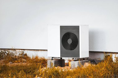 Açık hava klima kompresörü. Evler için sürdürülebilir ve güvenilir soğutma ve ısıtma çözümleri. Bir evin yanında hava sıcaklığı pompaları.